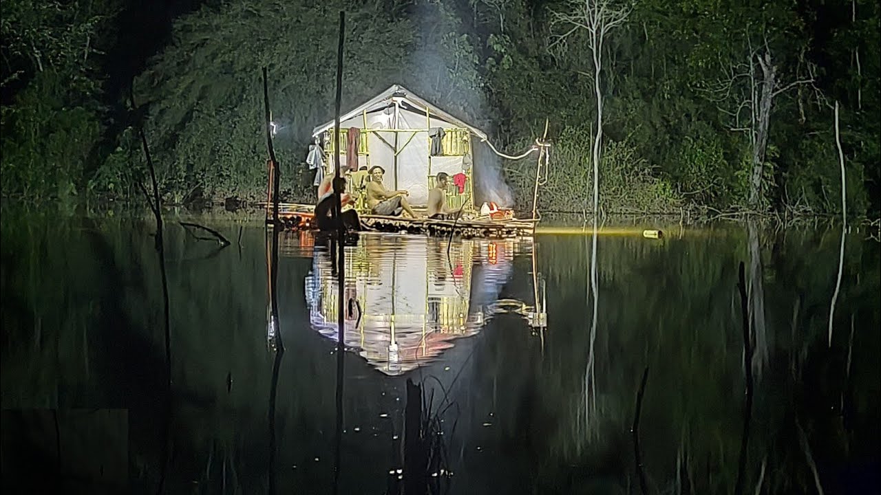 Camping hujan deras membangun rumah rakit di tegah danau bermalam di atas air