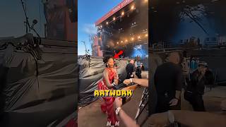 He Asked For An Autograph She Gave Him A Kiss Instead 