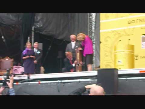 Bild från Invigning av Botniabanan i Umeå - Kungen tappar släggan
