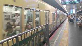 高速神戸駅を発車する阪神電車8000系ドカベンラッピング。