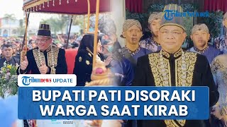 Momen Bupati Pati dan Istri Disoraki Warga saat Kirab Boyongan, Tetap Lambaikan Tangan ke Masyarakat