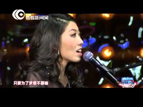 2013东方卫视跨年盛典：曲琬婷弹唱新曲《没有什么不同》
