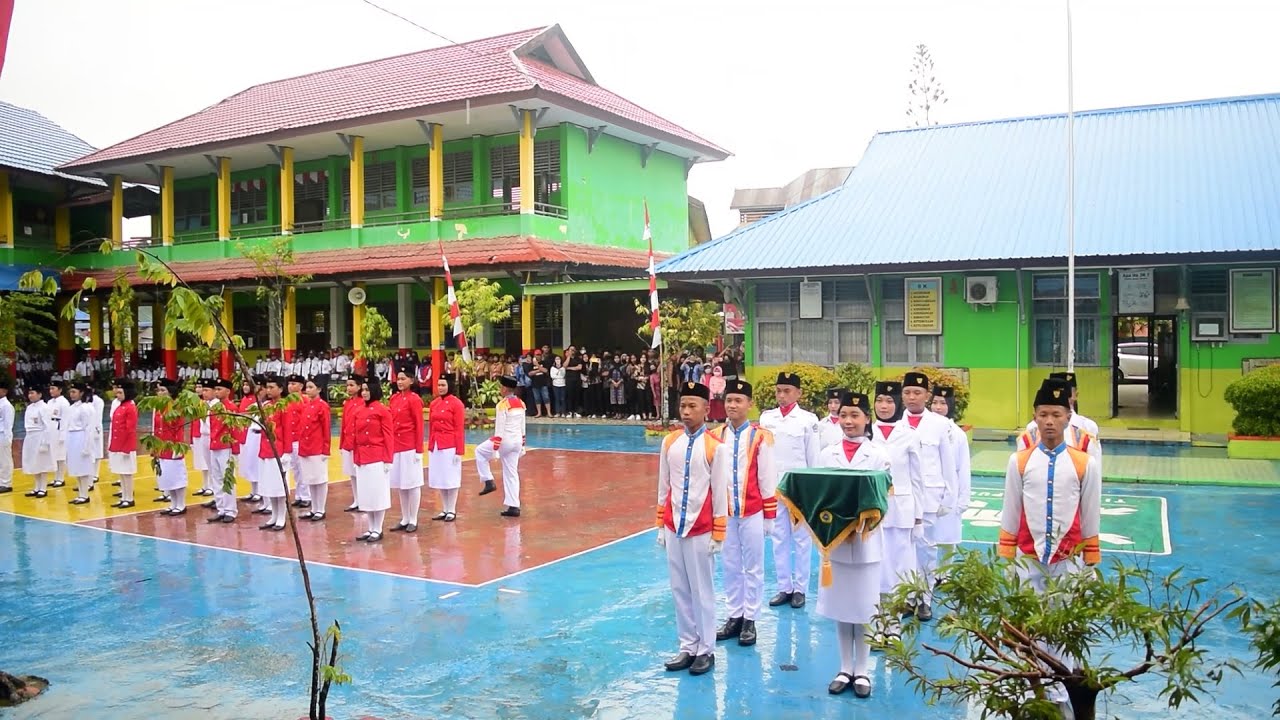 Pelaksanaan Upacara peringatan HUT RI yang ke 77 di SMPN 9 Kendari