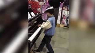 Niño sorprende tocando el piano en tienda