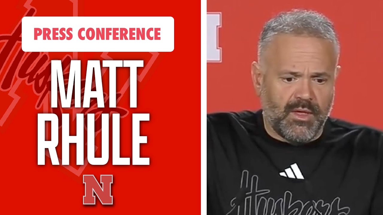 Главный тренер футбольной команды Небраски Мэтт Рюл встречается со СМИ в понедельник перед матчем...