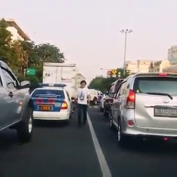 Viral Pengendara mobil yang mengembalikan sampah milik oknum polisi