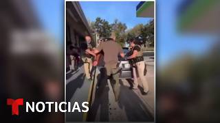 “¿Por qué asumes que es inmigrante”: mujer cuestiona a agente en detención | Noticias Telemundo