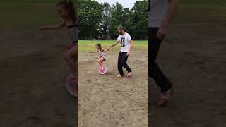 Kalina 一輪車の練習