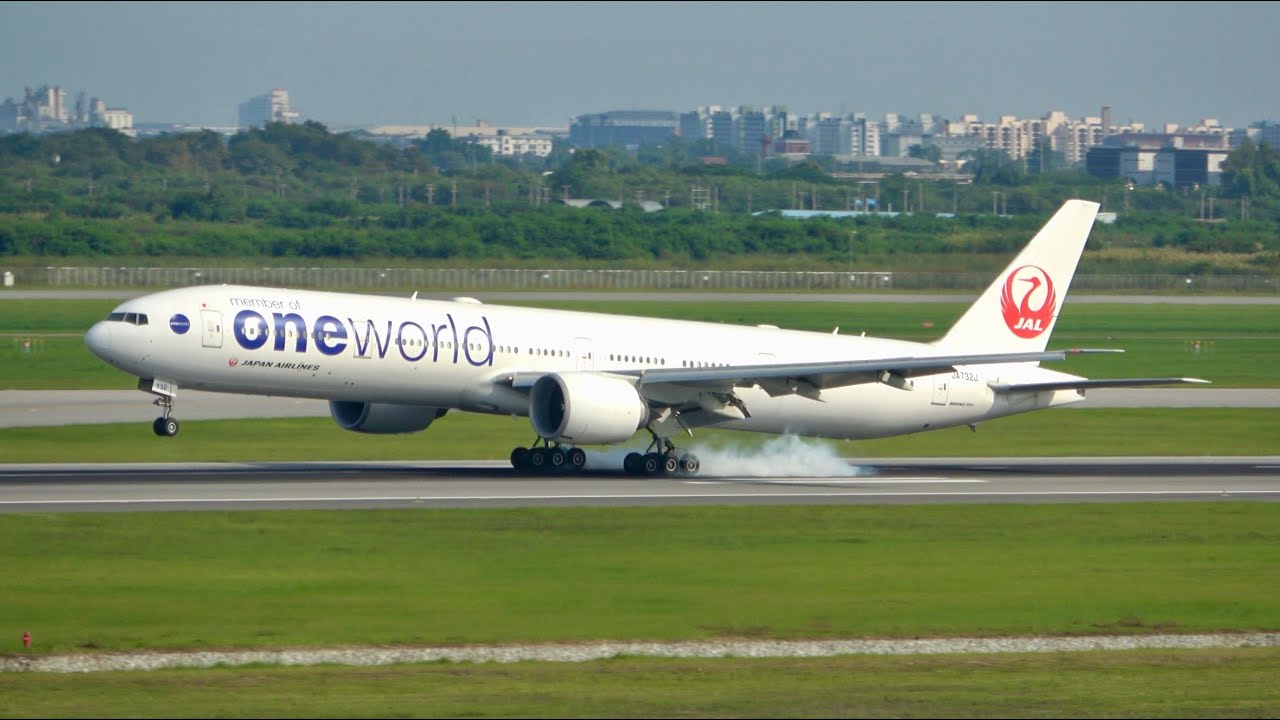 Bangkok Suvarnabhumi Airport, Evening Arrivals & Departures RWY 02. Planespotting in 4K