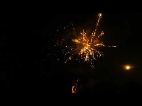 Auf YouTube findest du die angesagtesten Videos und Tracks. Außerdem kannst du eigene Inhalte hochladen und mit Freunden oder gleich der ganzen Welt teilen.