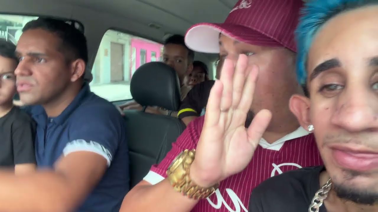 Mascote foi atrás de galo cego na rua com os anões 