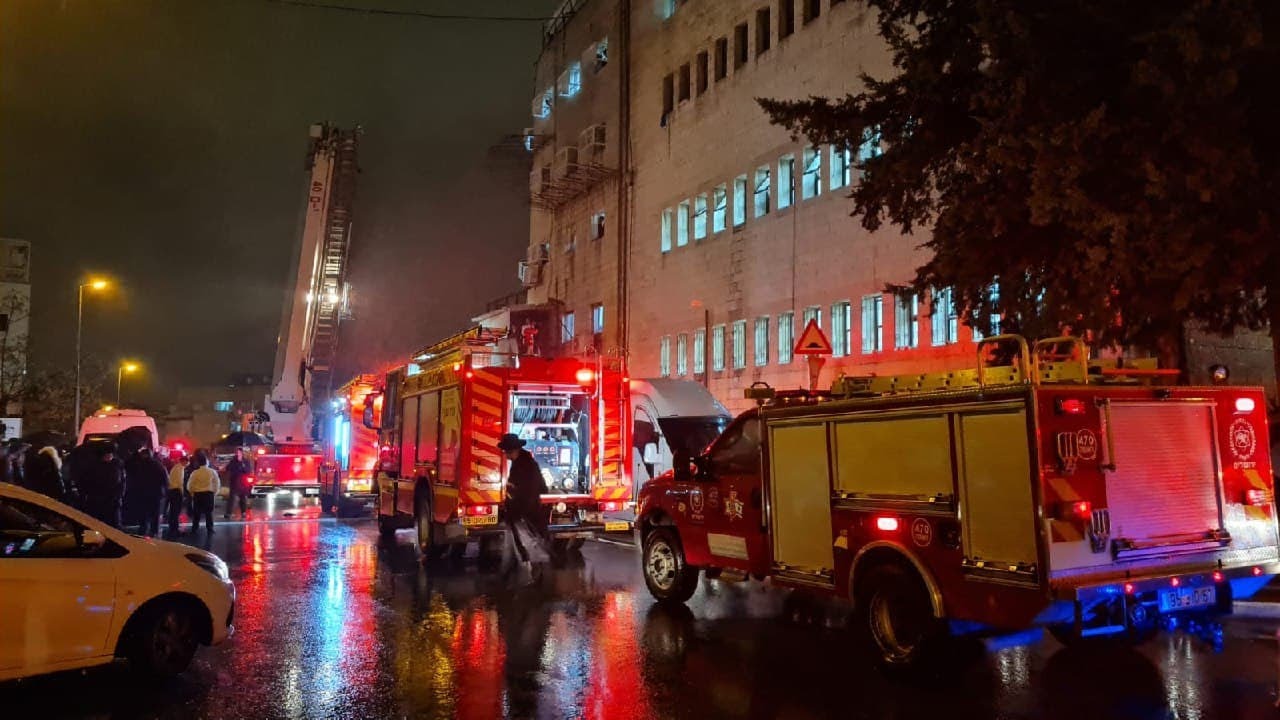 חילוץ לכודים משריפות שפרצו זו אחר זו בירושלים
