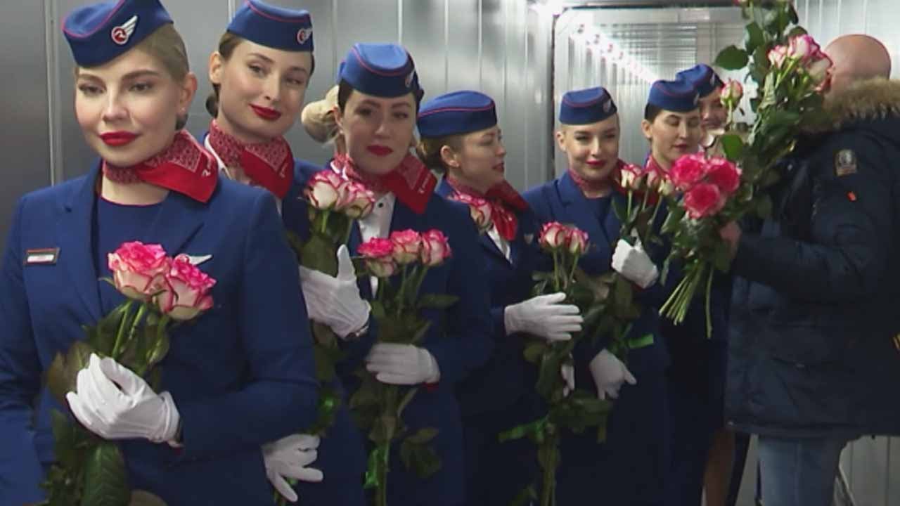 Акушерок и стюардесс поздравили с 8 марта и вручили подарки на Сахалине