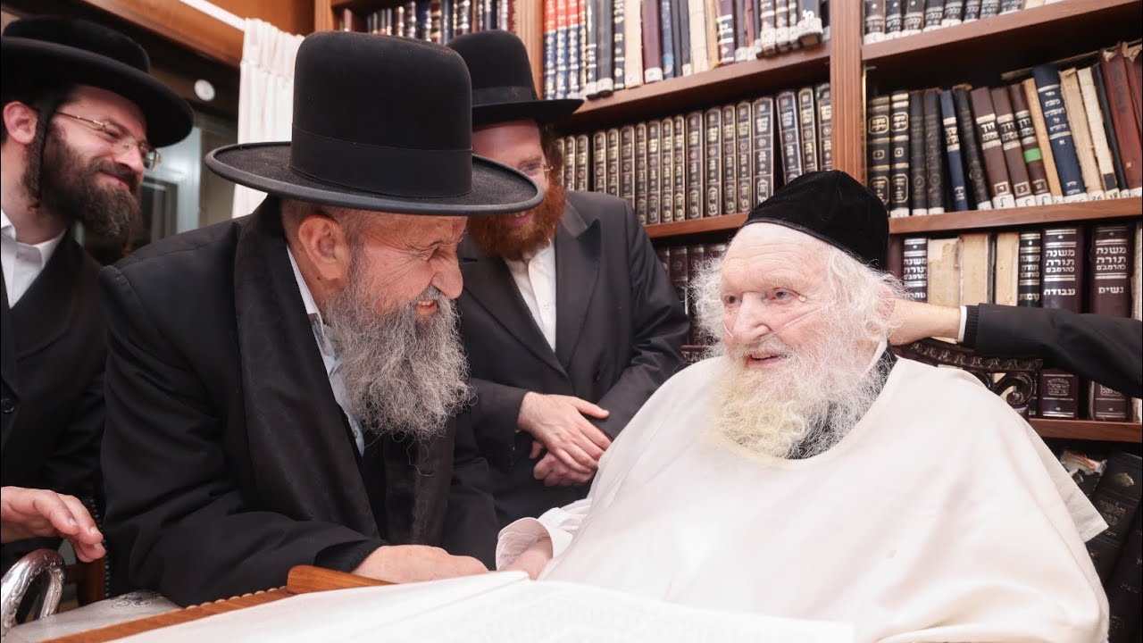 הגאון הרב בן ציון מוצפי בביקור אצל כ״ק גאב״ד ירושלים הגר״מ שטרנבוך לדון בעניין חוק הגיוס המתגבש