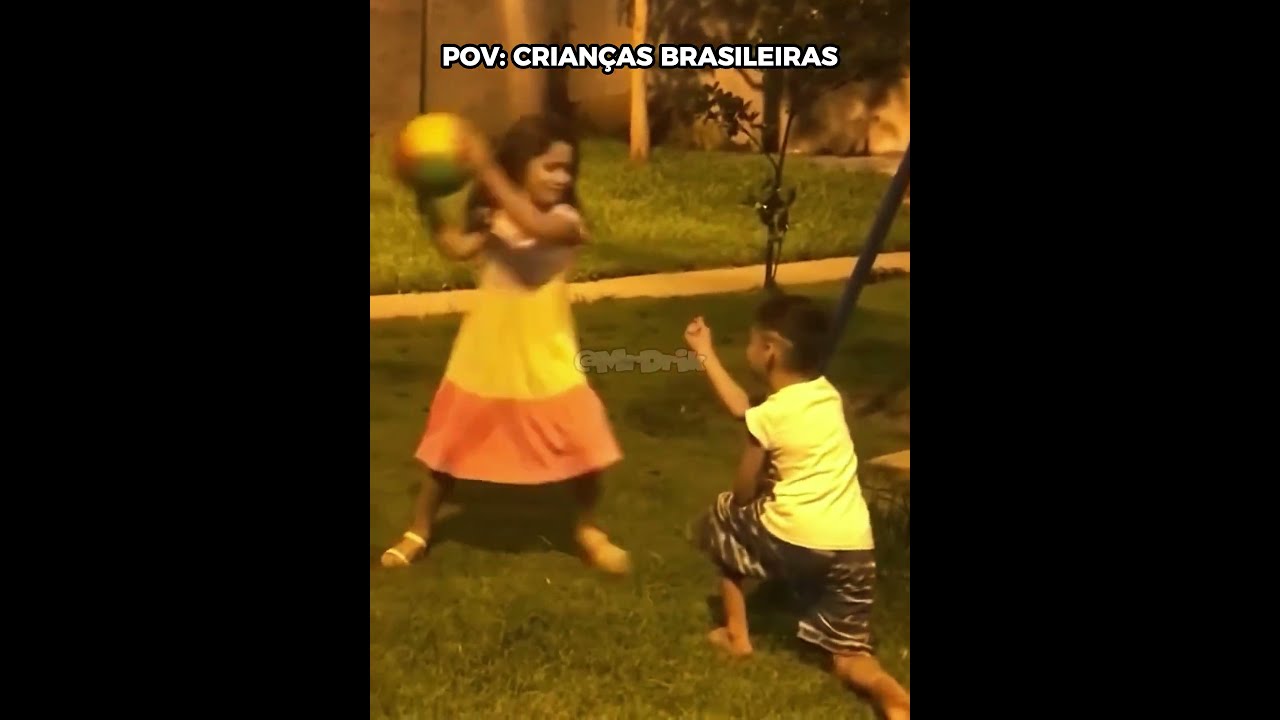 ela deu uma bolada nele KKKKKKKK ⚽ #engraçado #humor #crianças