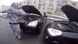 Porshe Cayenne S прикуривает Porshe Cayenne Turbo