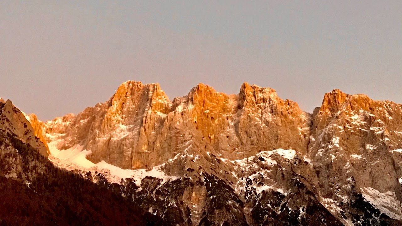 Mihov dom na Vršiču - planinski dom (1085 m), Kranjska Gora, kamera v živo