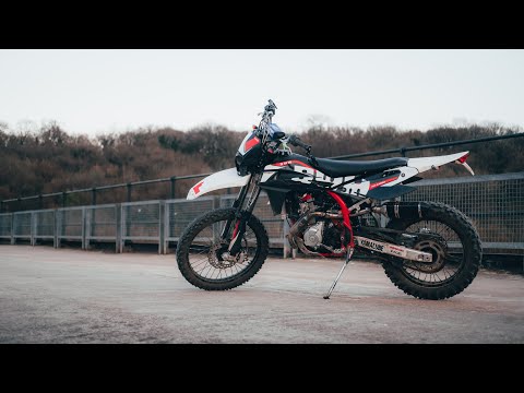 SWM125　RS125R SWM RS125 R (2017) - Road test and review