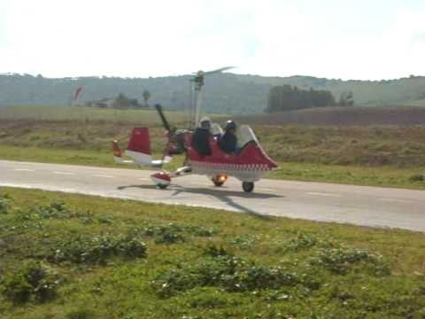 Autogiro Ela 07 aterrizando en Aerosidonia