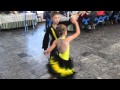 Дети танцуют самба на свадьбе