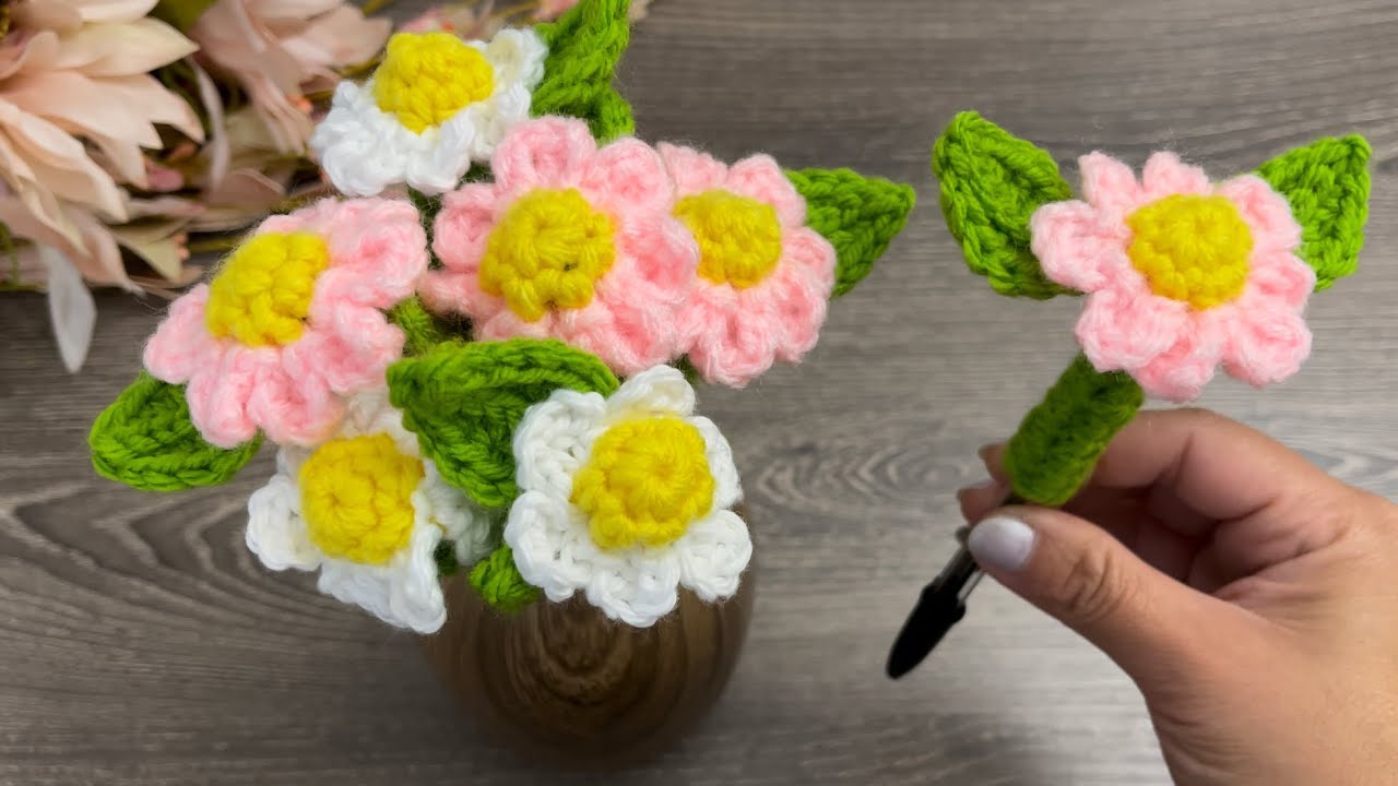 Crochet Flower Pen Topper | HappyBankkycraftymom