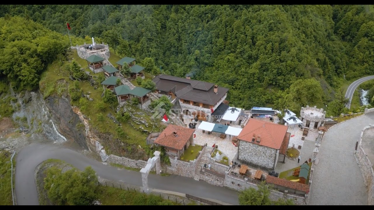 Mes bjeshkëve të fshatit Belle të Deçanit, ju pret resorti “Belle Resort”.