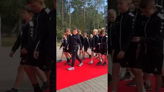 ⭐️ По красной дорожке, как мировые звезды!⚽️ Парни из Гурьевска уже прибыли на место