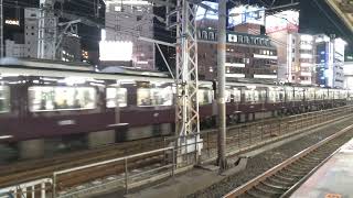 神戸三宮駅を発車する阪急電車1000系1002F。