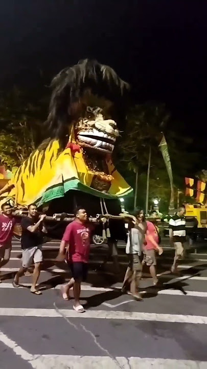 Barongan raksasa terbang. paguyuban risang guntur seto