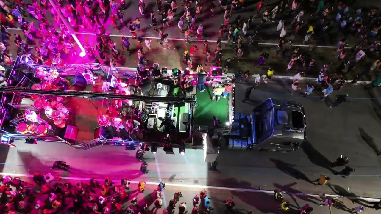 trio BOLADÃO caminhando pela avenida com os foliões  em goianinha