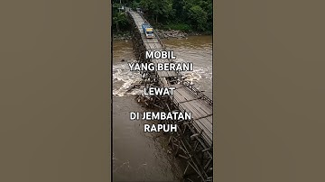 Mobil yang berani melewati jembatan kayu tua #videoshorts #viralvideo #fyp