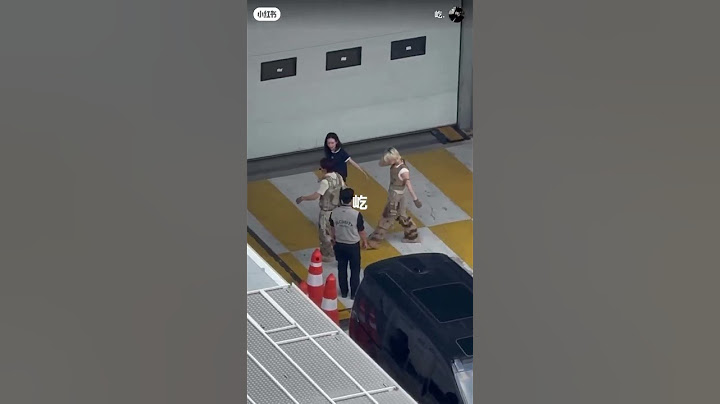 mbak staffnya "udah deh, BURUAN!!!"😭  #nct127 #johnny #yuta #doyoung #jungwoo #mark #haechan