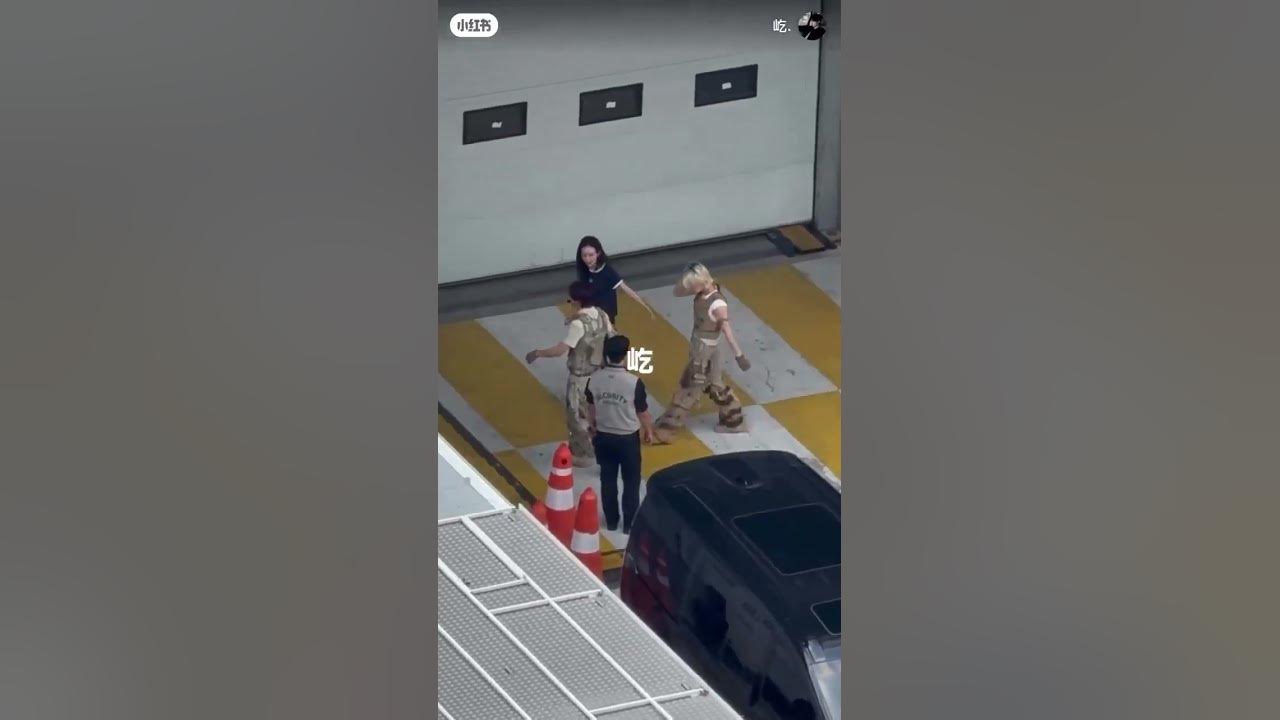 mbak staffnya "udah deh, BURUAN!!!"😭  #nct127 #johnny #yuta #doyoung #jungwoo #mark #haechan