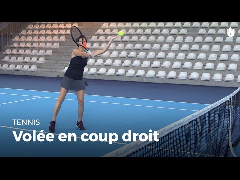 Vidéo: Au tennis, est-il possible de frapper la balle avant qu'elle ne rebondisse ?