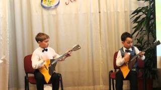 Святогор Буянин (7 лет) играет на балалайке впервые в дуэте.