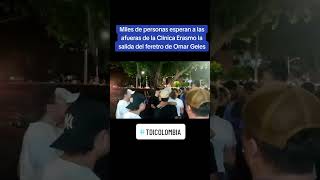 miles de personas esperan afuera de la Clínica Erasmo la salida del feretro de Omar Geles