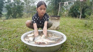 Poor girl. Catch fish in a muddy pond to sell - Amazing catch fish by hand