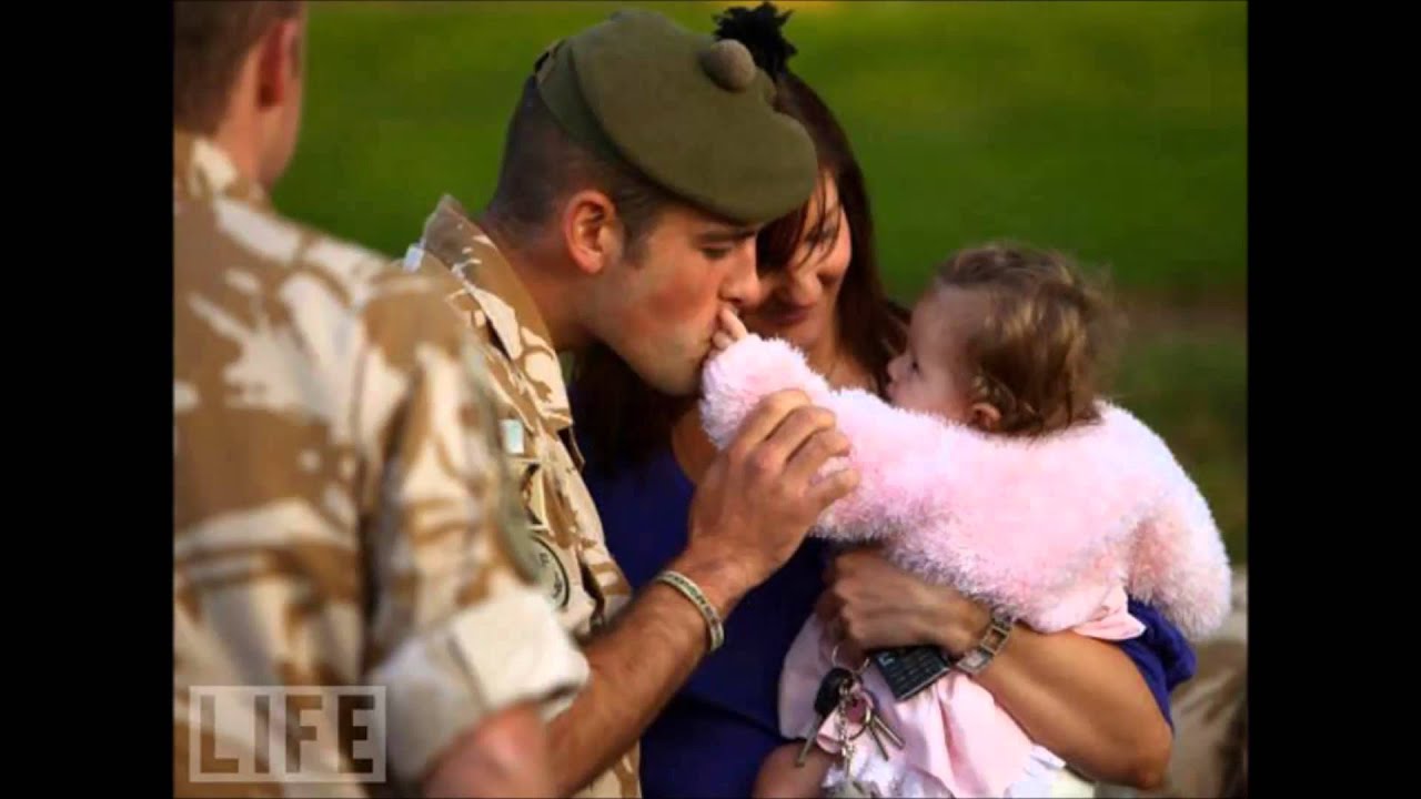 Мужчина вернулся с войны. Встреча солдата. Семья военного. Возвращение солдата. Фотосессия военного с семьей.