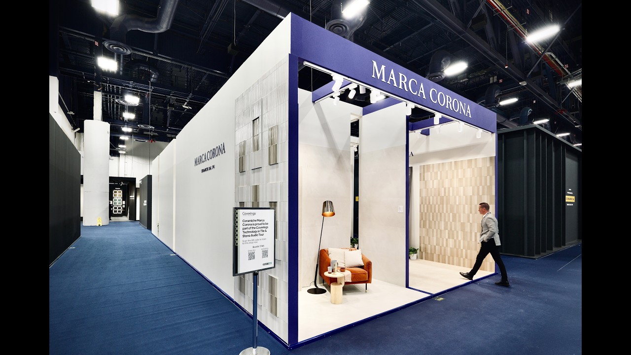 Stand espositivo progettato da duePIU Architects per l’edizione 2026 a Las Vegas: volumi essenziali, superfici materiche e illuminazione calibrata che creano un percorso immersivo e contemporaneo