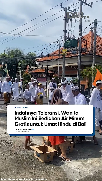 Wanita muslim ini sediakan minum untuk umat Hindu di Bali 🤗🤗