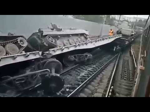 В России поезд сошел с рельсов с военной техникой.