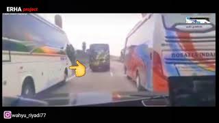 Ngeri full speed !! Bus sinar jaya Babat habis bus Haryanto di tol cipali