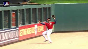 OAK@MIN: Buxton slams into the wall after great catch
