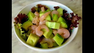Вкусный салат с креветками, авокадо и огурцом