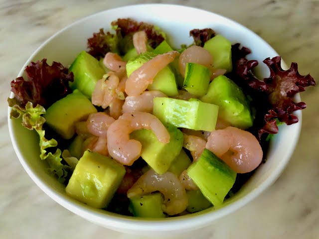 Рецепт диетического салата с креветками, огурцом и авокадо: полезный и вкусный вариант
