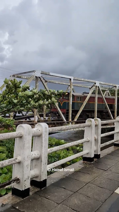 තද සුළං මැද බෙන්තොට පාලම උඩින් යන M7 813.. #srilankarailway #srilankatrain #srilanka