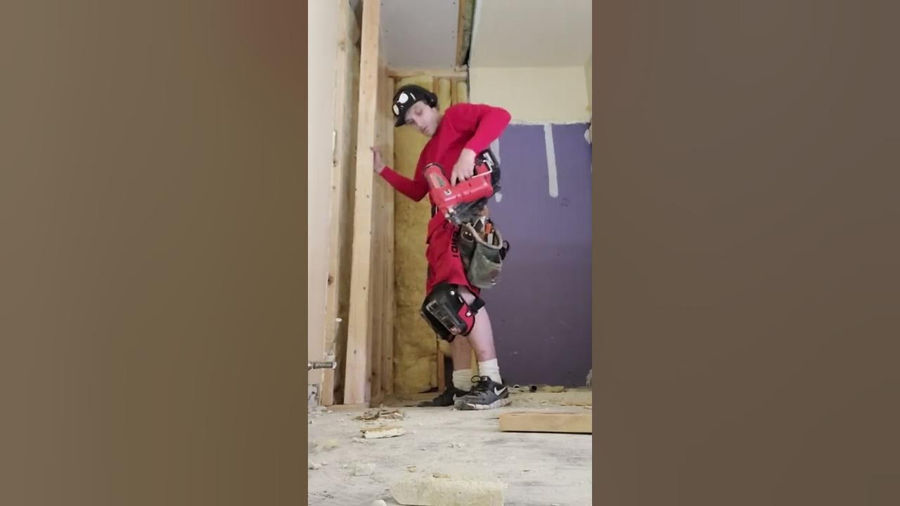 Toe nail framing a wall with my Milwaukee 30ﾟ framing nailer YouTube