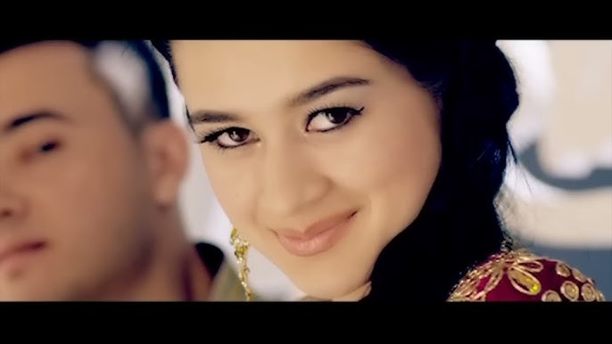 Ellen Slyusarchi yalangoch Osiyo ayollar avtobusda konfet olish