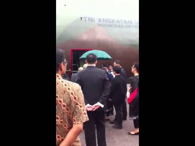 Body of Taufik Kiemas loaded on to plane bound for Jakarta class=