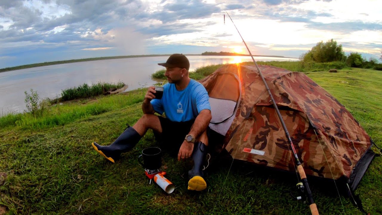 Acampando en solitario, pescando y cocinando junto al río, diferentes tipos de pesca. pesca urbana